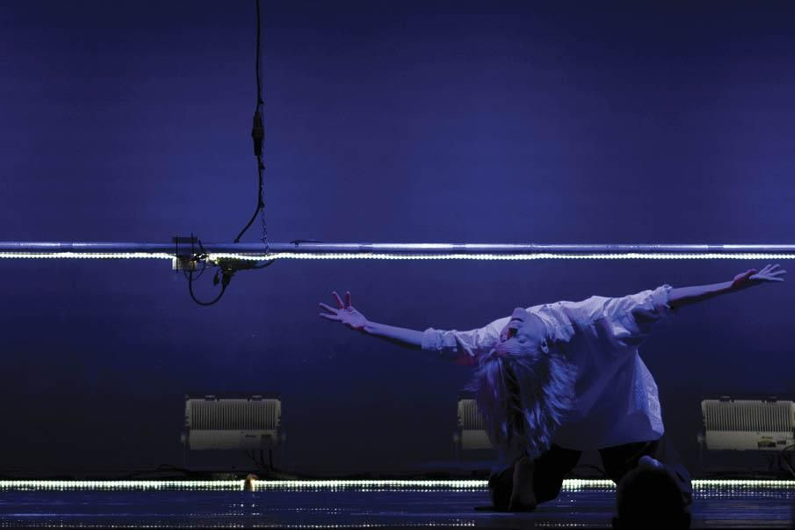 Representación de “Bailar agora”, de Marta Alonso Tejada, onte no Auditorio Manuel María (MARTIÑO PINAL).
