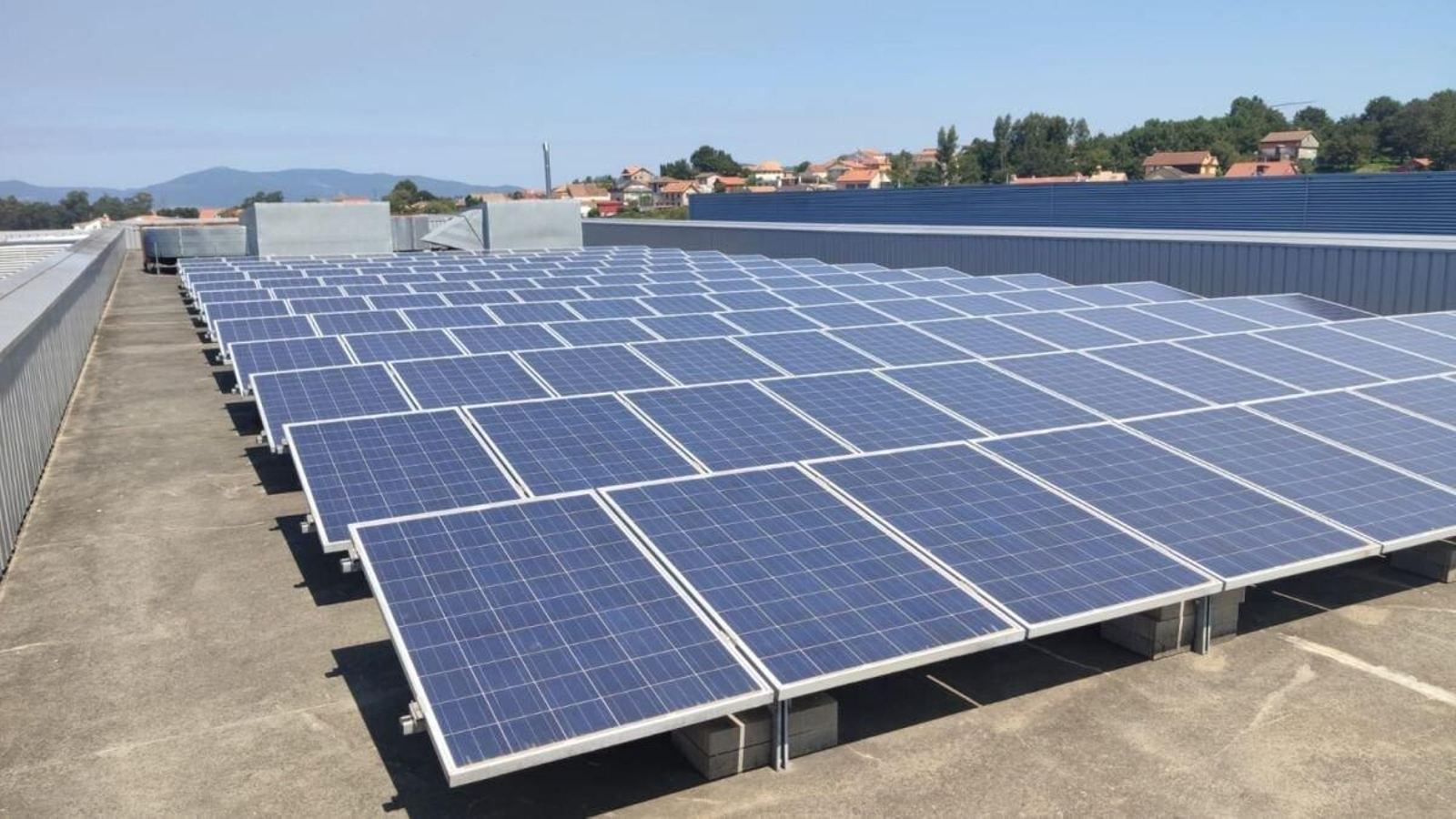 Paneles solares en las cubiertas del Álvaro Cunqueiro.