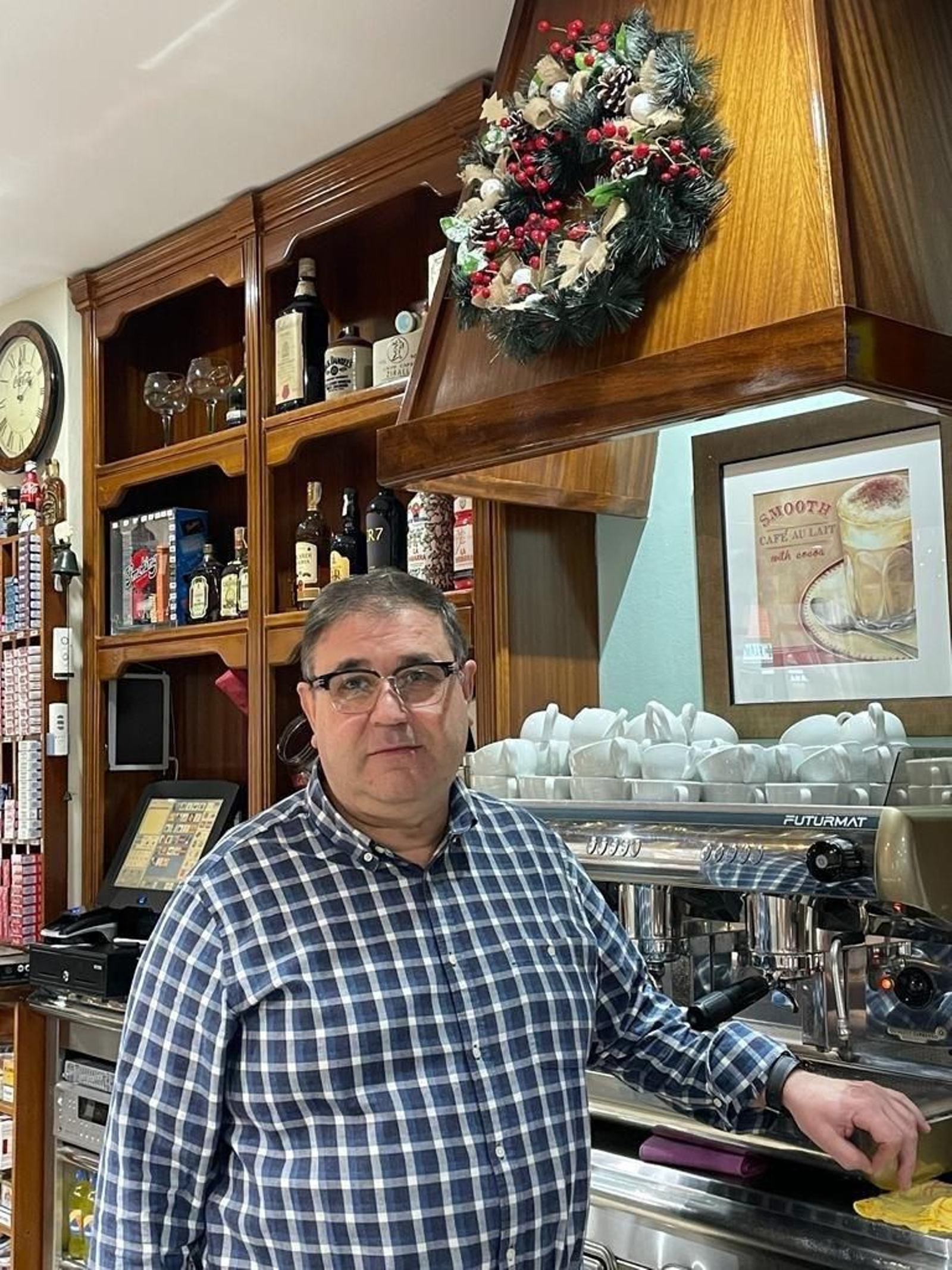 Santi, en la barra de Casa Conde de Coles (L.M.)