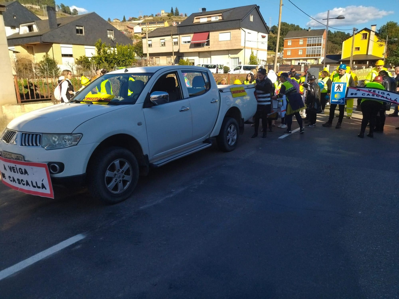 Galería | El desfile de Vilamartín citó  a casi una veintena de comparsas