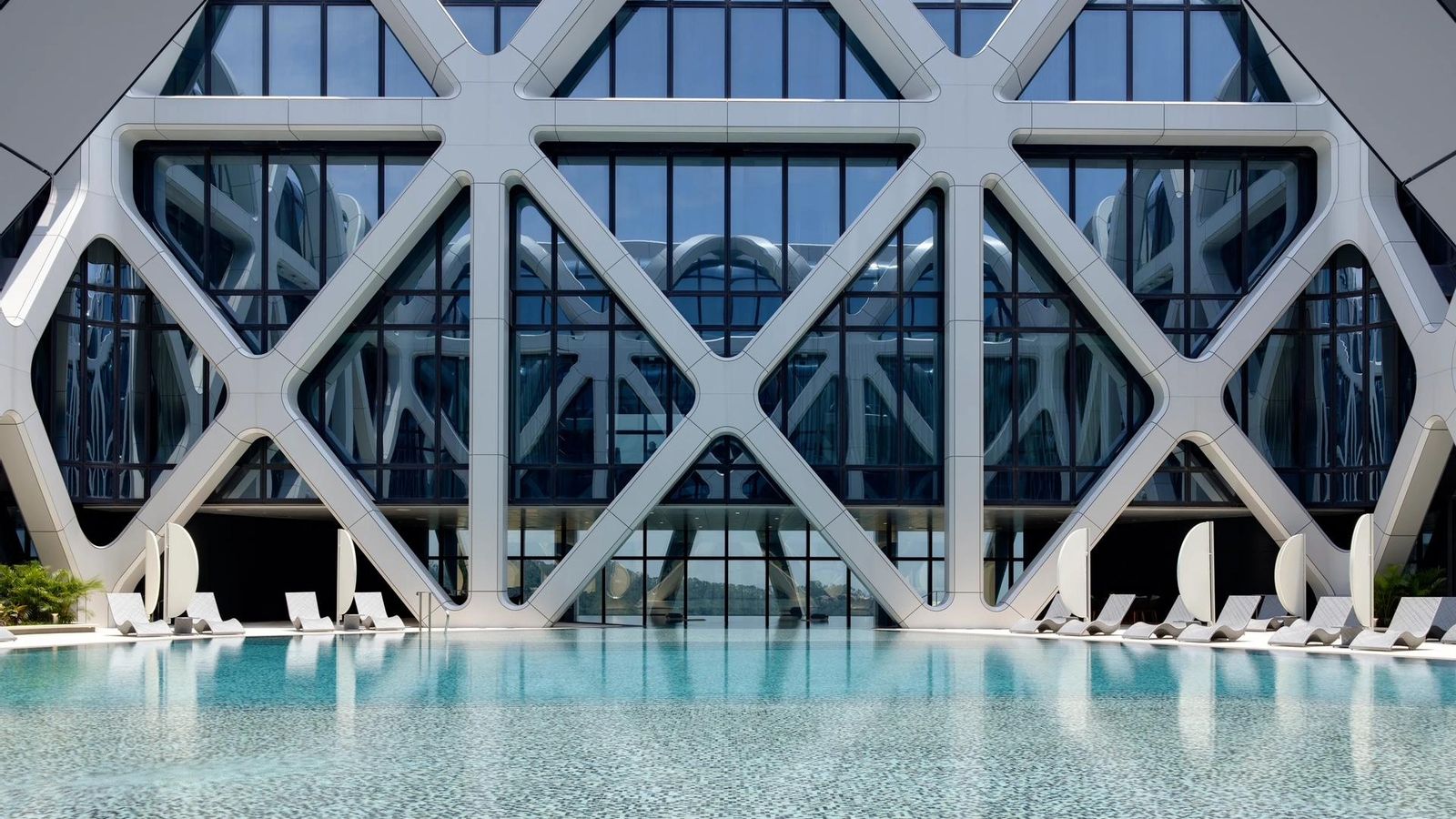 Piscina exterior del hotel Morpheus Macao