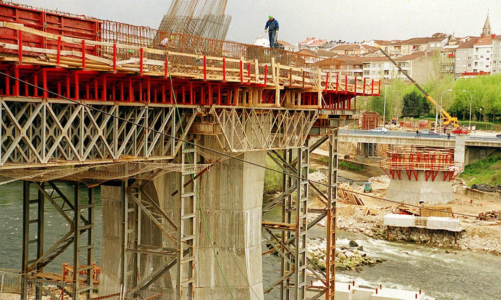 La construcción del emblemático Puente del Milenio hace 25 años cambiaba el skyline de Ourense, en fotos