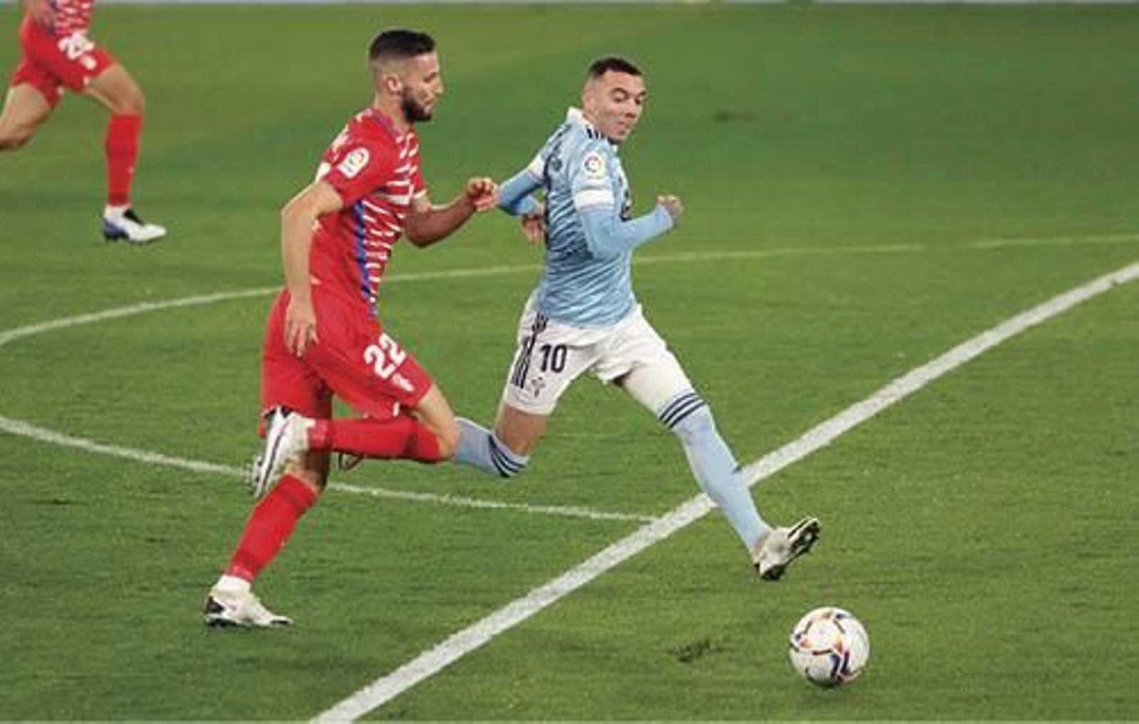 Iago Aspas disputa un balón con Domingos Duarte en el Celta-Granada de la pasada temporada en Balaídos.