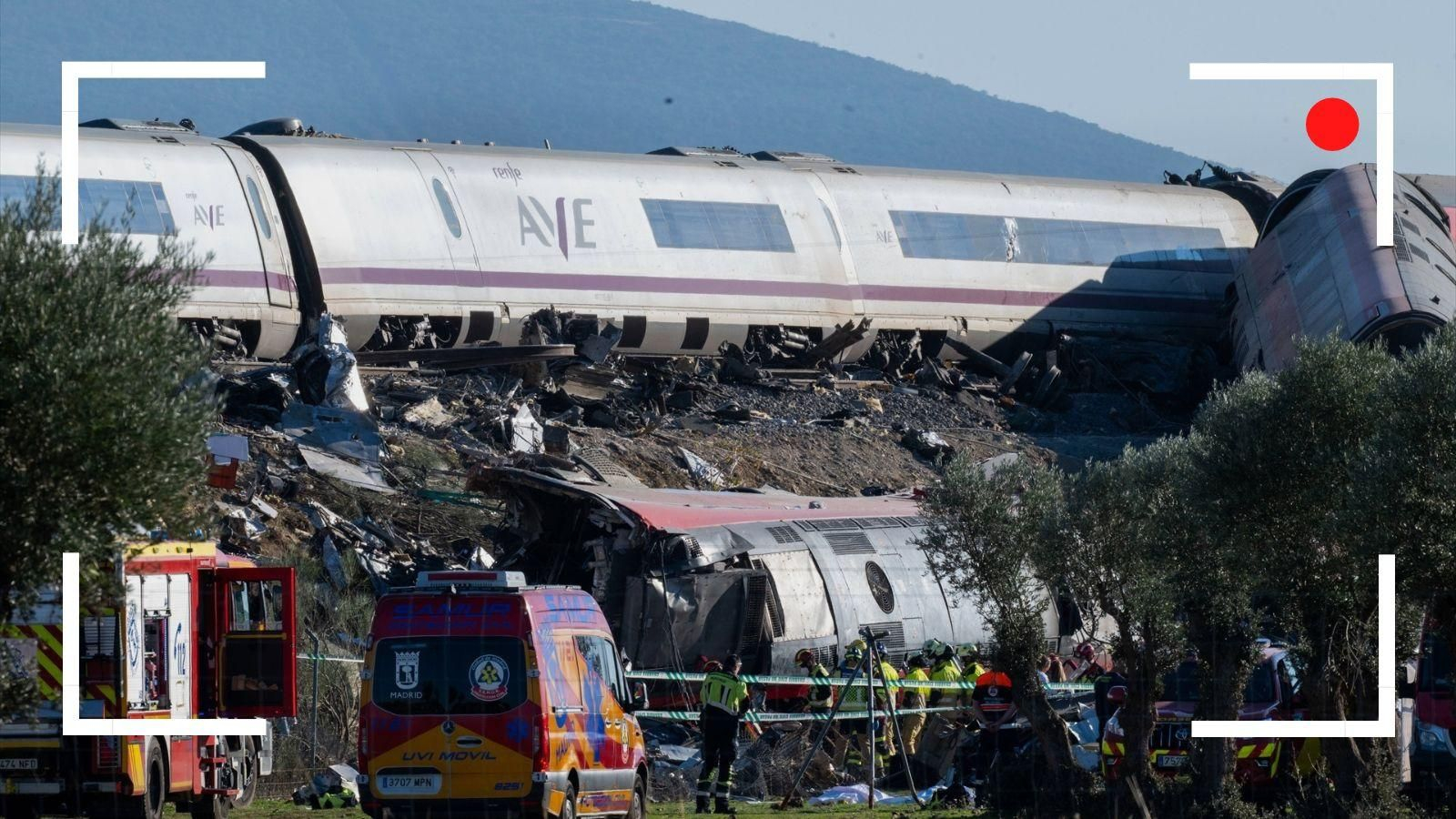 Los equipos de emergencia y los investigadores trabajan en la zona del accidente ferroviario de Urda (Toledo), donde continúa la búsqueda de desaparecidos y la recogida de pruebas para esclarecer las causas del choque.