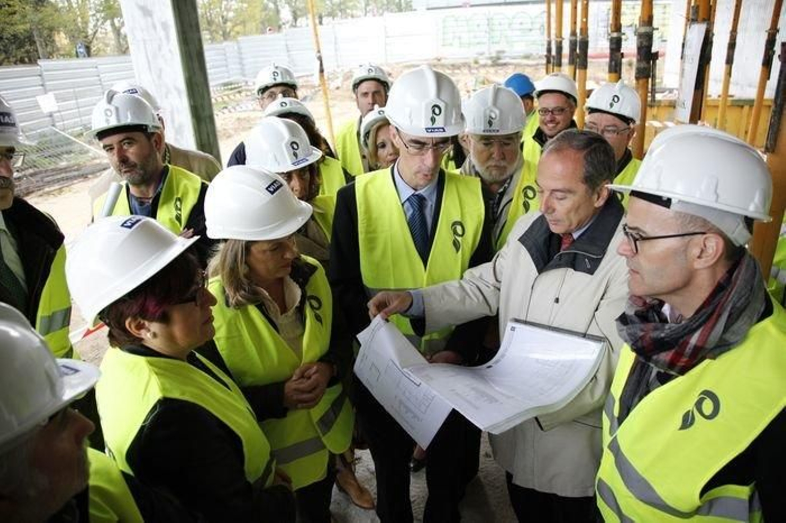 Lourdes Vilachán, Eloína Núñez, Marisol Díaz, Jesús Vázquez, Miguel Santalices y Jesús Vázquez escuchan al técnico.