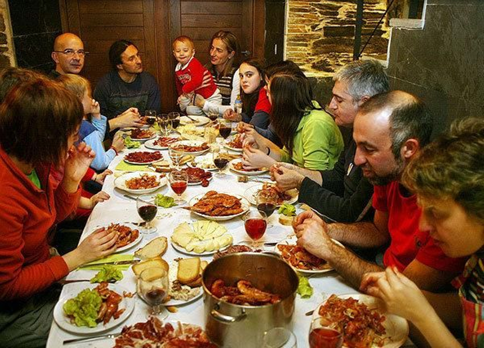Una comida familiar en una casa rural.