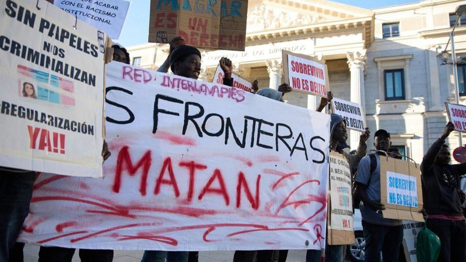 Varias personas se concentran frente al Congreso en defensa de la ILP RegularizaciónYa.