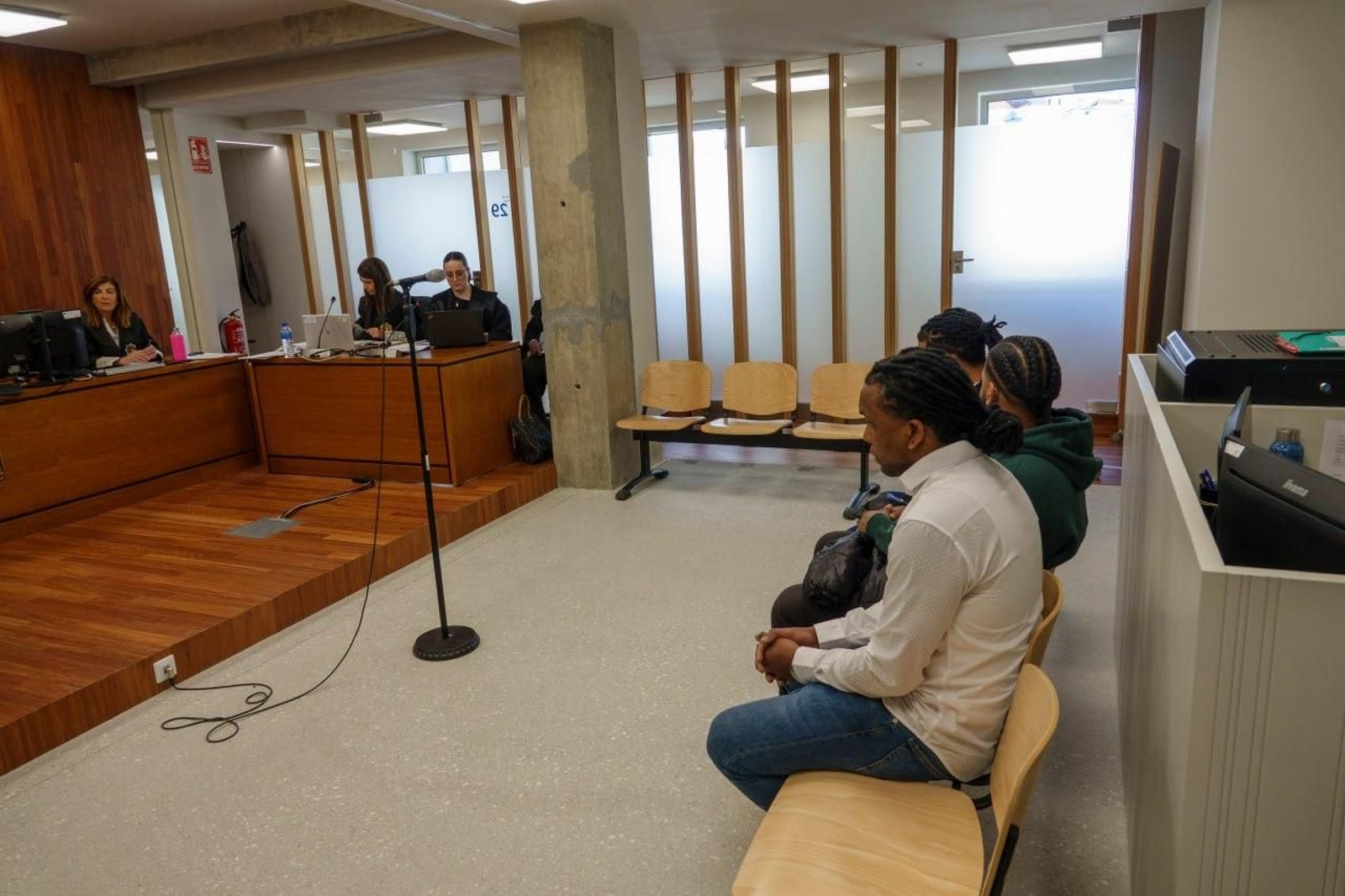 Los tres acusados, ayer, en el banquillo de la sección quinta de la Audiencia.