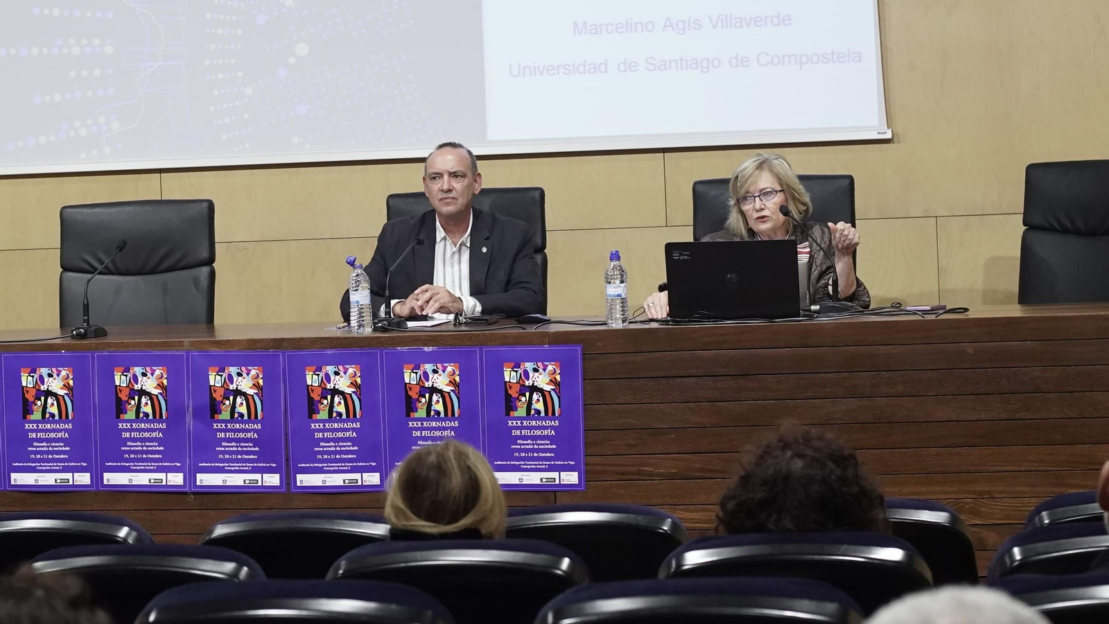 Marcelino Agís, con Teresa Cendón, ayer, en las Xornadas de Filosofía, en la delegación territorial de la Xunta.