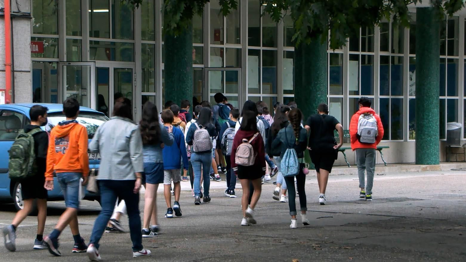 Estudiantes del instituto San Tomé de Vigo entrando en las instalaciones a primera hora.