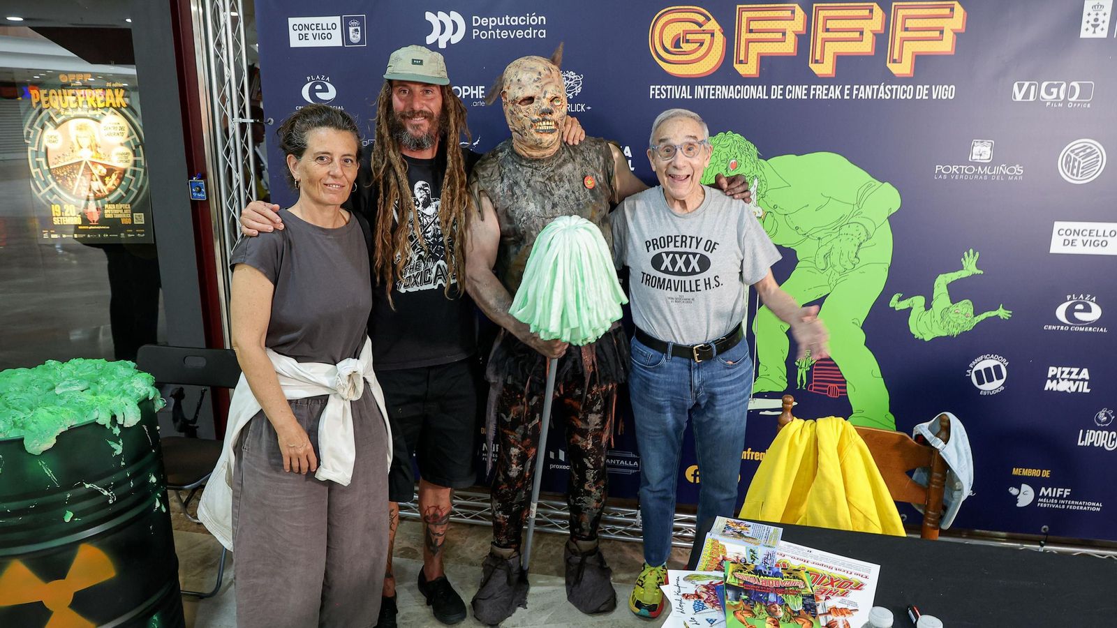 Lloyd Kaufman, ayer en Plaza Elíptica recibiendo a fans antes de volver a Estados Unidos.