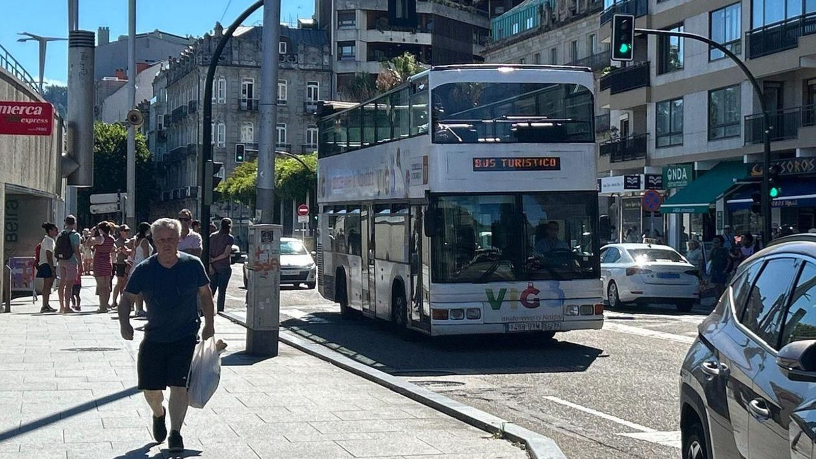 El autobús turístico llegando a la parada de salida en Cánovas del Castillo.