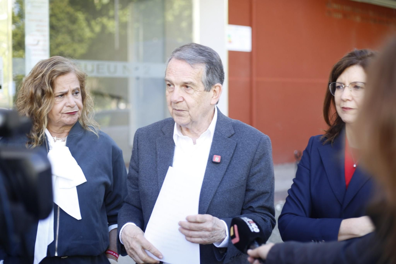 Abel Caballero, ayer con Carmela Silva y María José Caride.
