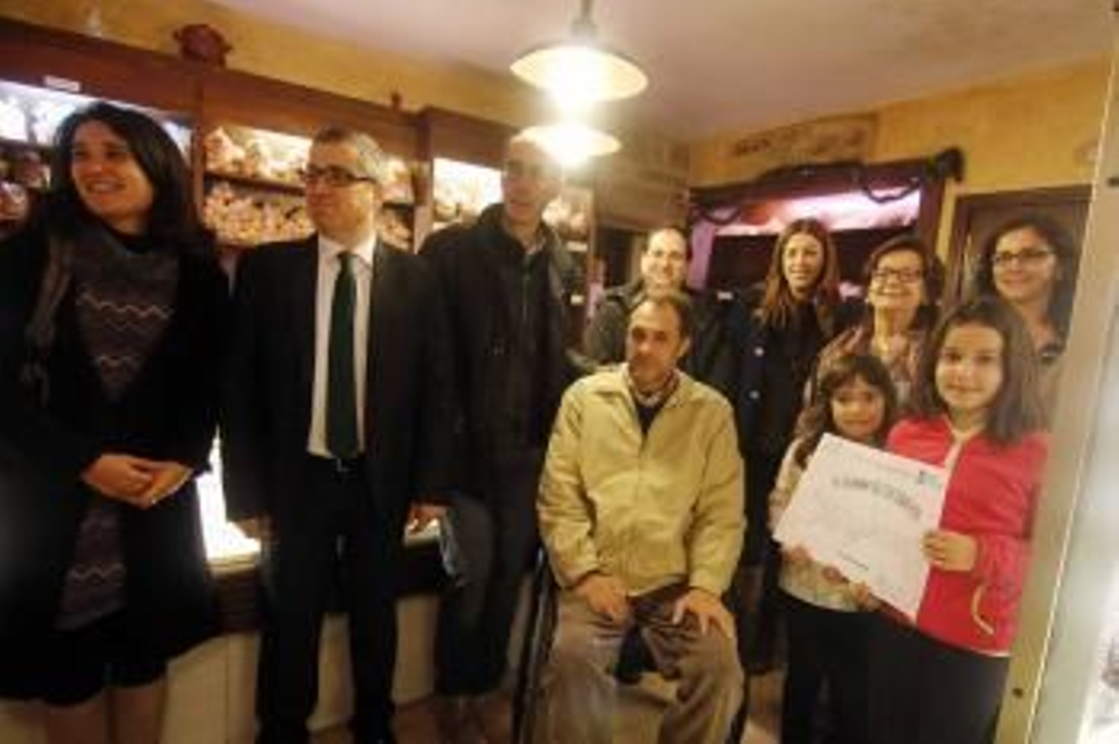 Representantes del gobierno local y autonómico posan junto a la galardonada,Celia González, y su familia.