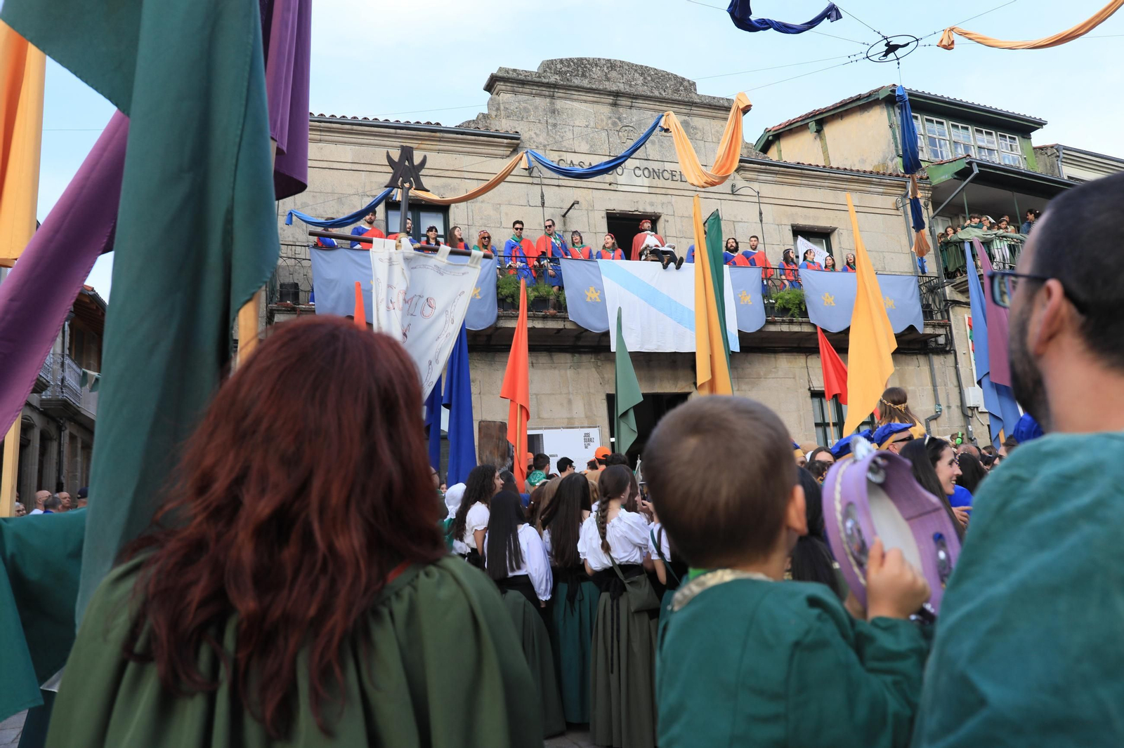 Galería |  Allariz disfruta con  la recreación de la bandera con “Zes Pereiras” y “De Pé Feito” en las Festas do Boi