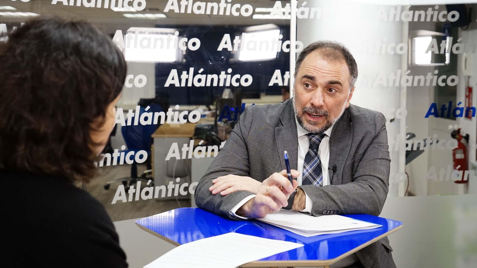 Julio García Comesaña, en el set de AtlánticoTV.