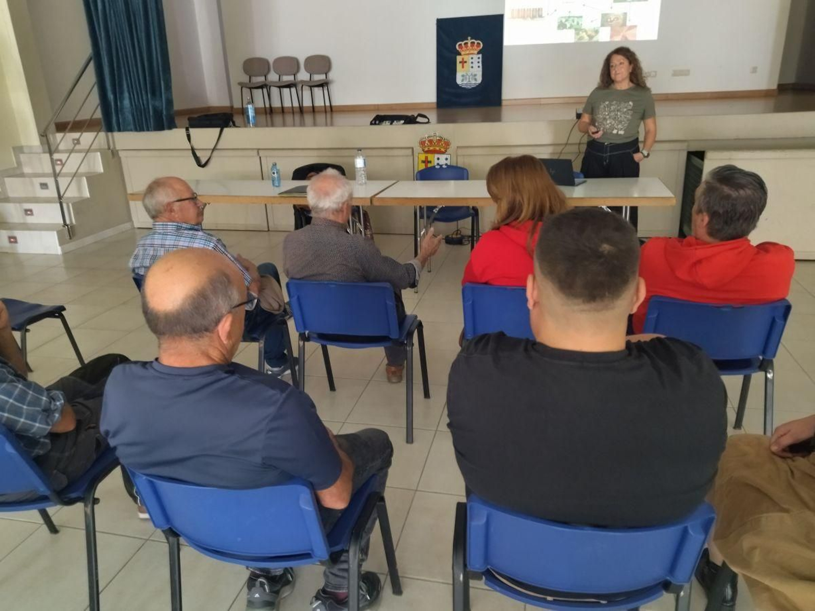 La presidenta de Mel de Galicia, Ester Ordóñez, en la reunión con apicultores valdeorreses.