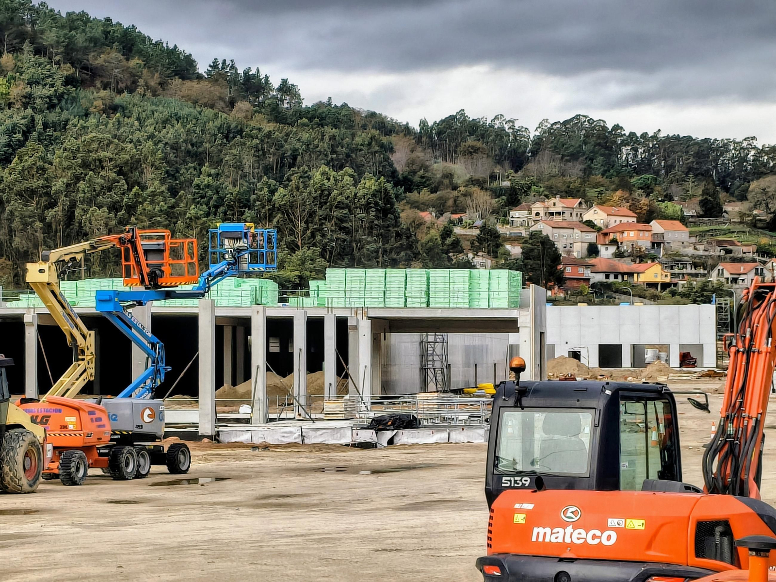 Imagen actual de las últimas naves que se están construyendo en el parque comercial de O Vao.