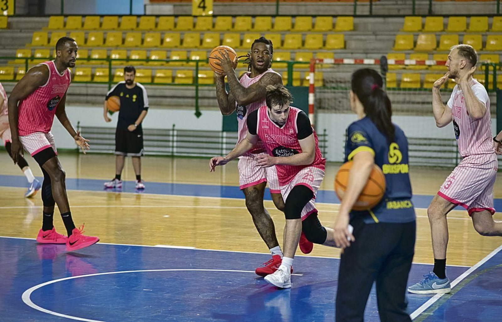 Los jugadores del COB, durante un entrenamiento en el Pazo Paco Paz.
