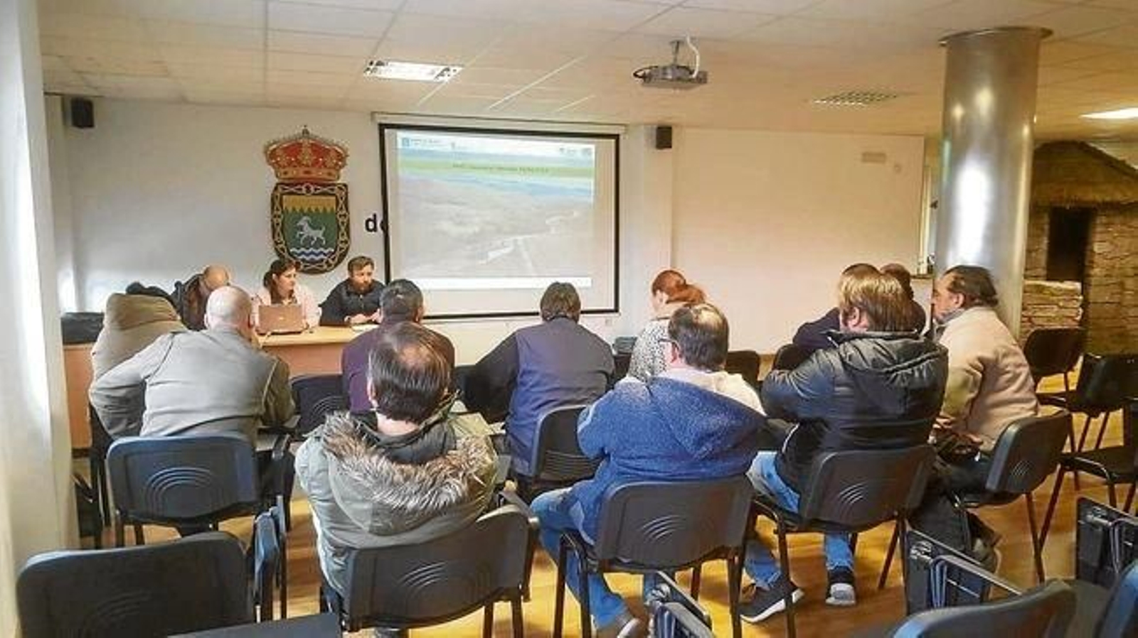Un momento de la reunión informativa a la que asistieron una quincena de ganaderos de Cualedro.