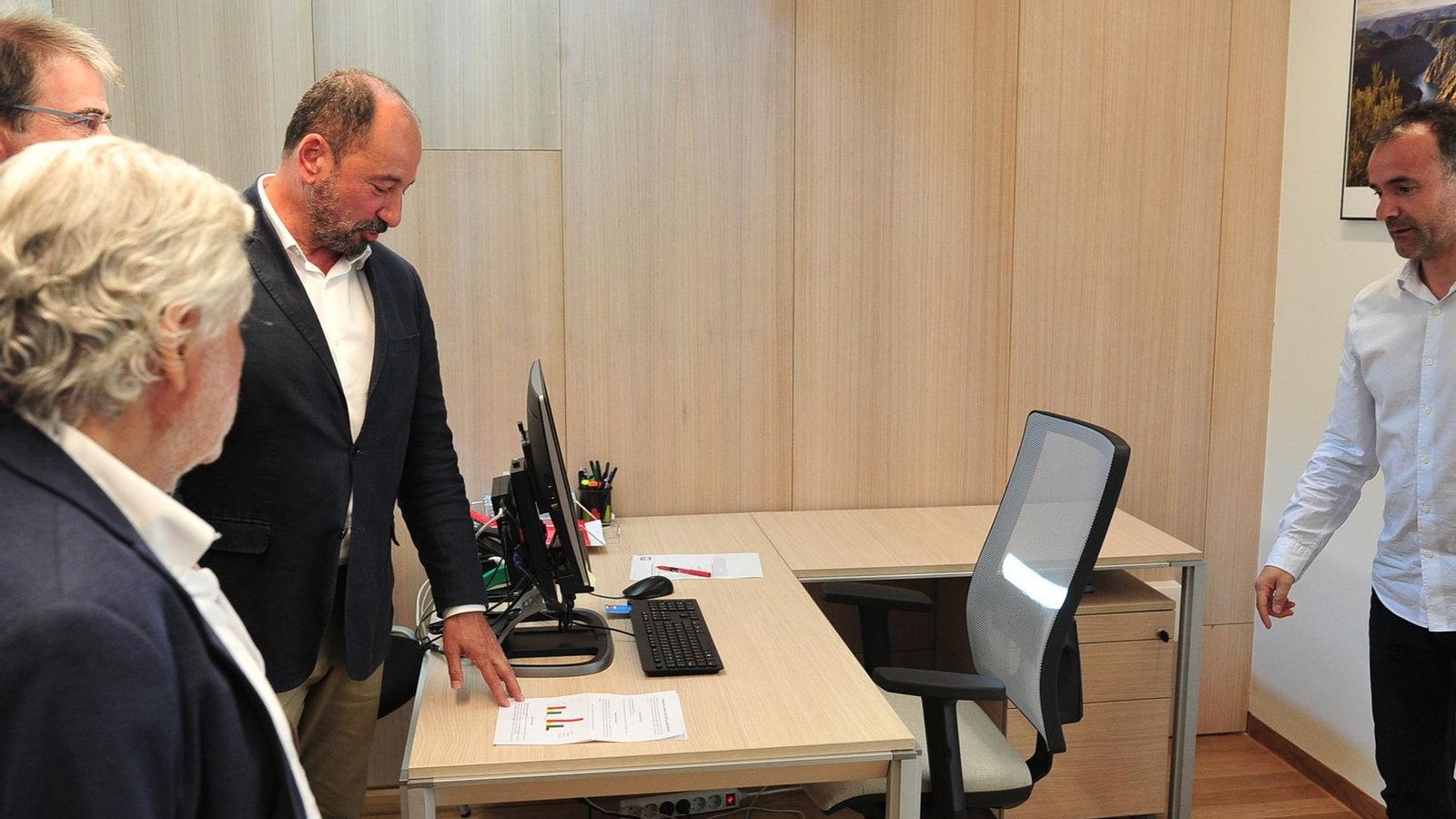 Fernández, Pardo y Merelles visitan las oficinas.