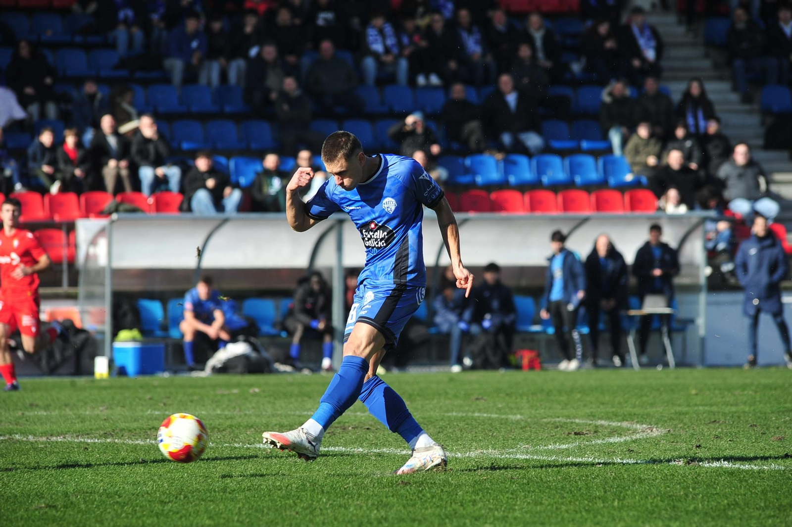 Galería | O Couto vive una nueva victoria del Ourense CF antes de la reforma del césped