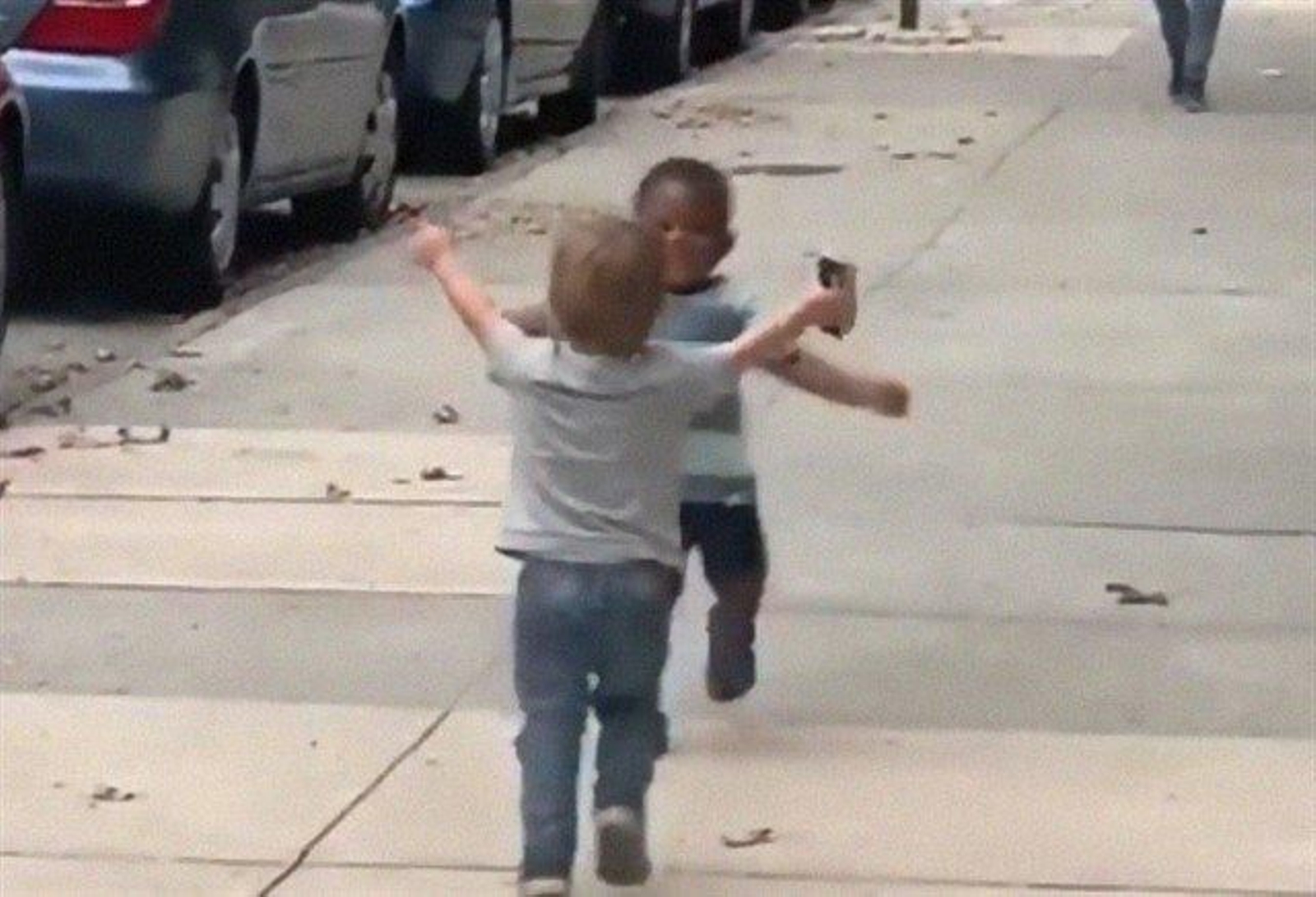 El tierno abrazo entre dos pequeños amigos en la calle.