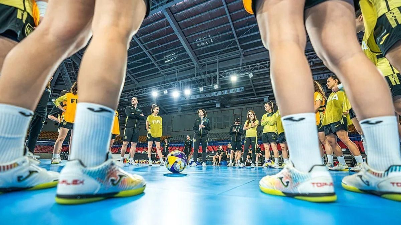 La seleccionadora Clàudia Pons charla con sus jugadoras durante un entrenamiento.