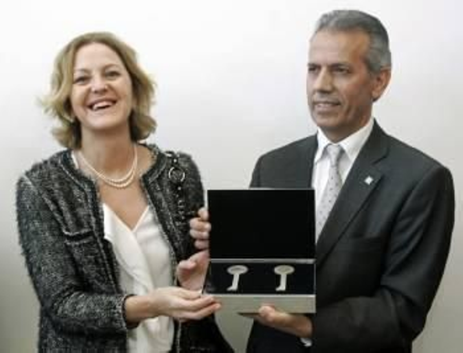 La vicepresidenta de la Fundación Amancio Ortega y esposa de Amancio Ortega, Flora Pérez Marcote, hace entrega de las llaves de la sede central de Proxecto Home Galicia al director Ramón Gómez Crespo, sede que ha sido donada para construirla y equiparla c