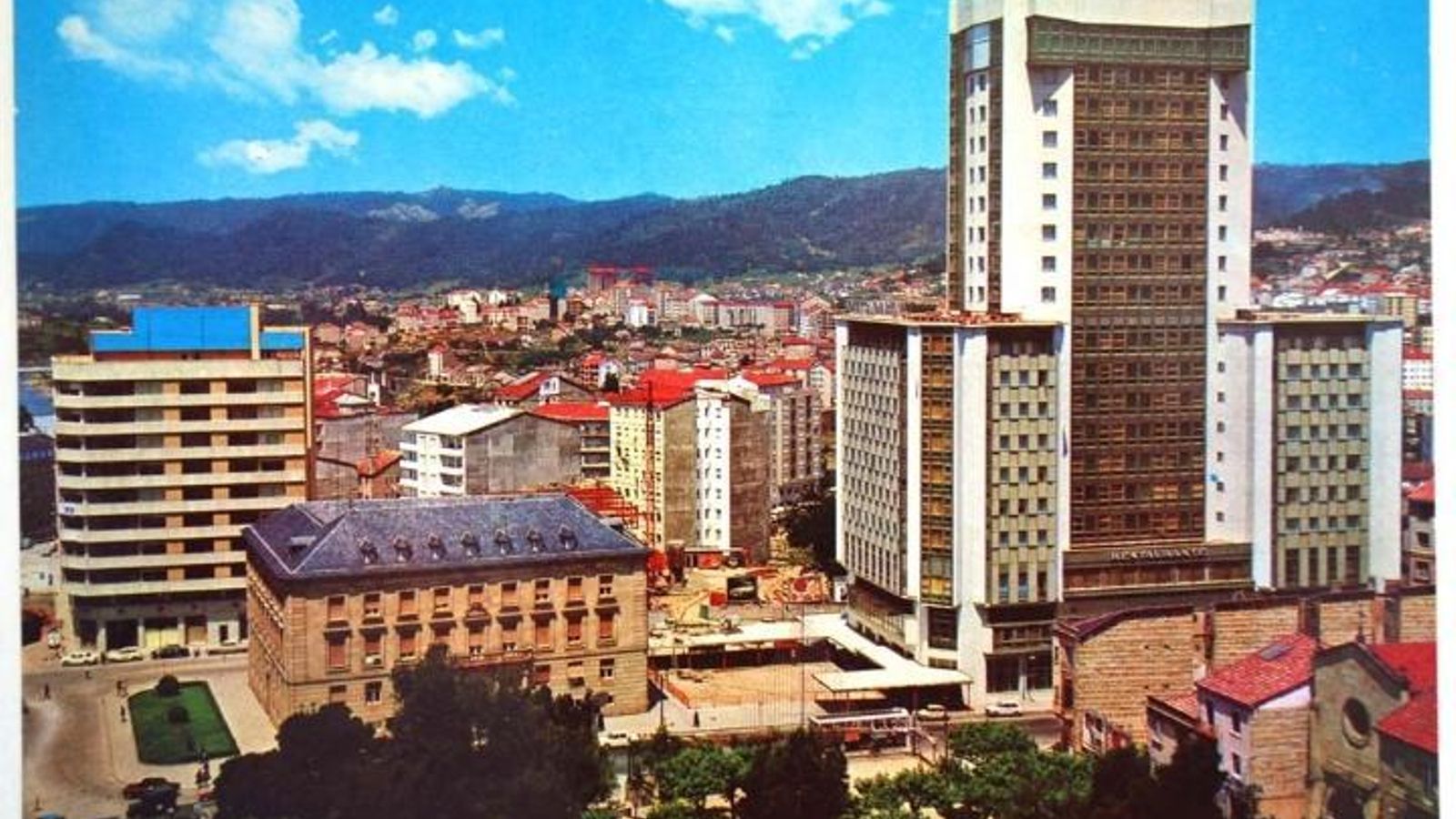 Vista antigua de La Torre, en la que se reconoce la marquesina de la cafetería, ahora desaparecida.