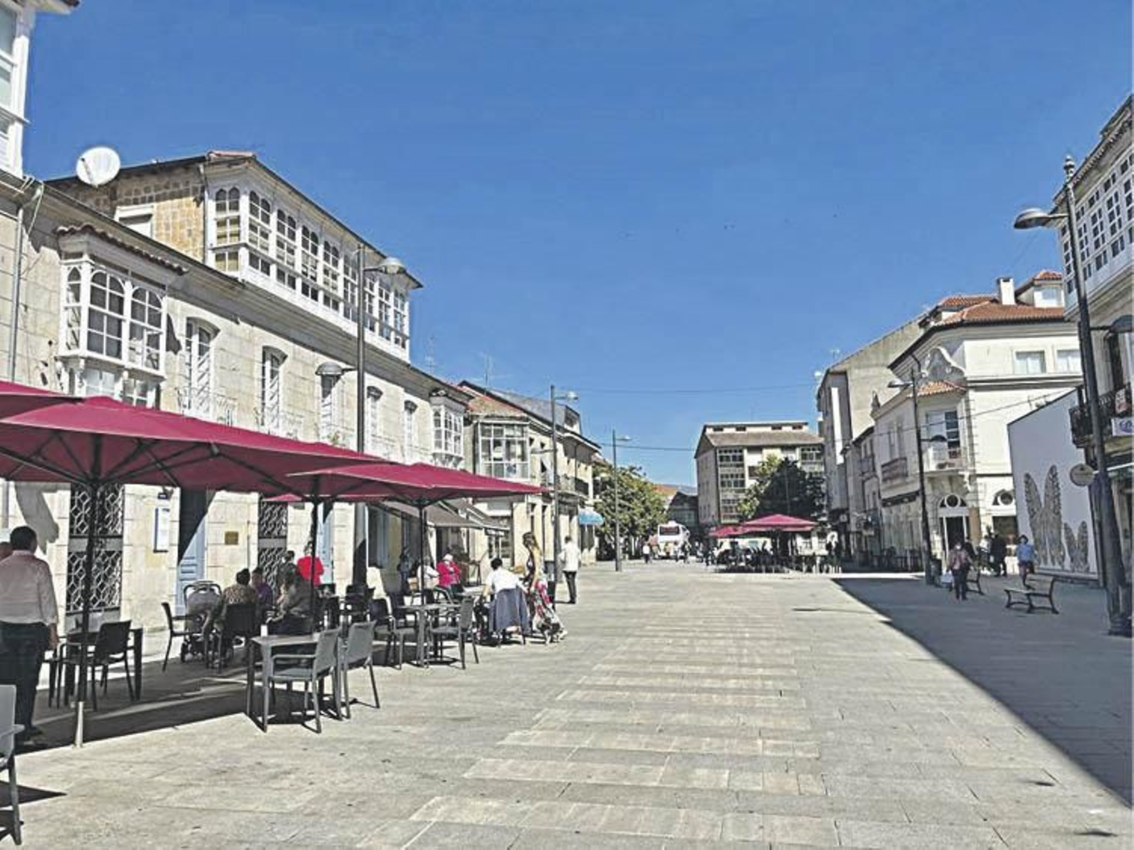 Terrazas de la Praza Maior de Verín preparadas ya para la temporada de verano. (C.C.)