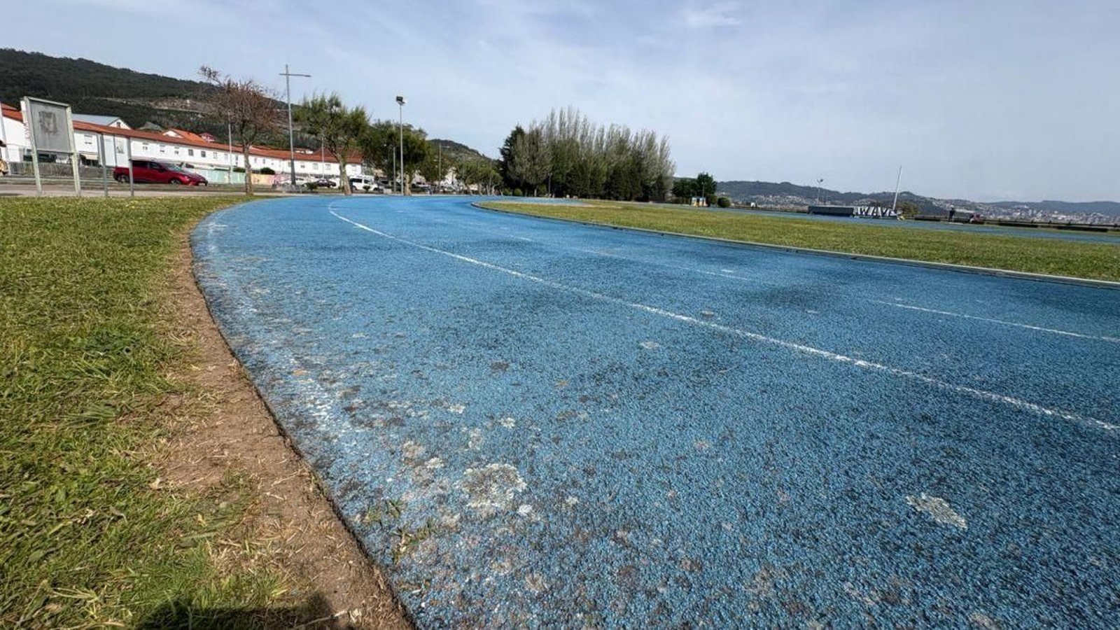 Estado de las pistas de atletismo de A Xunqueira de Moaña.