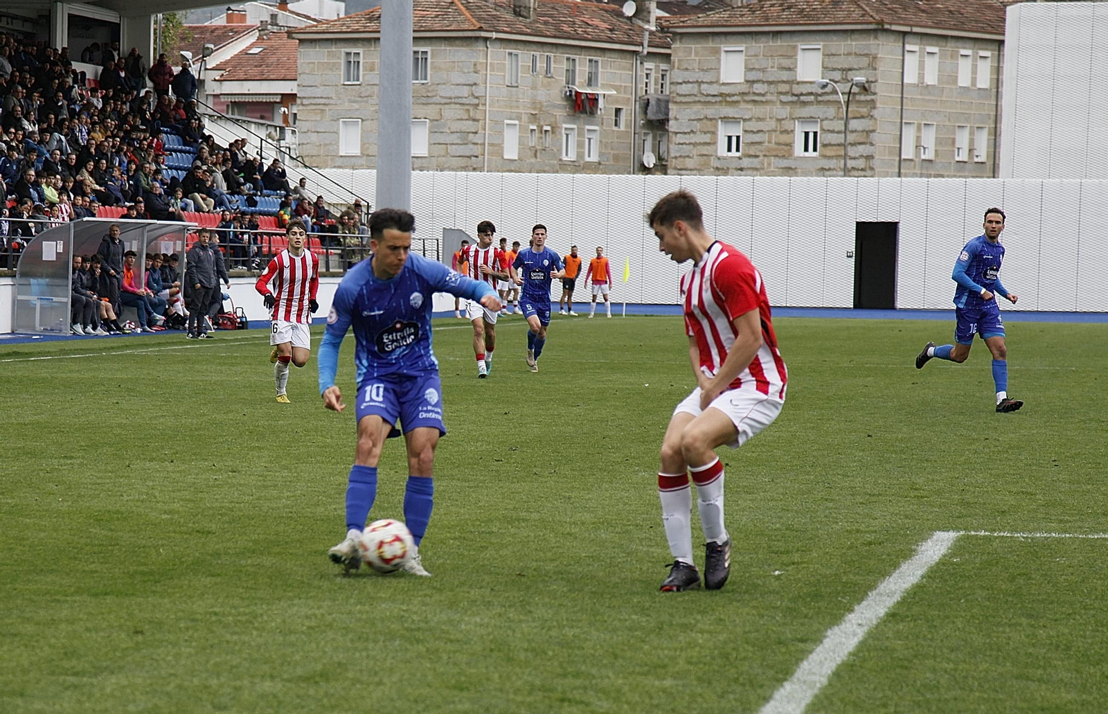 Galería | El Ourense CF sumó su primera derrota en el fortín de O Couto