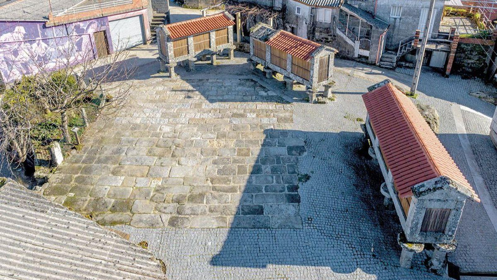 Hórreos en la Eira da Cruz de Puxedo (Lobios).