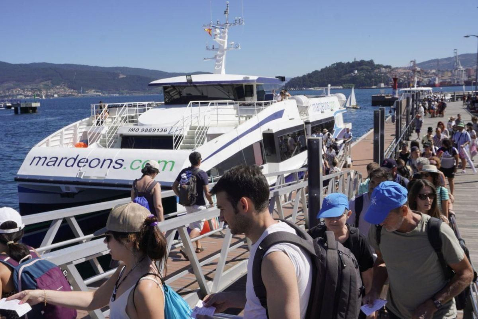 Visitantes del Parque Nacional de las Cíes, ayer, en el embarque en el puerto vigués, de nuevo con todo el aforo completo.