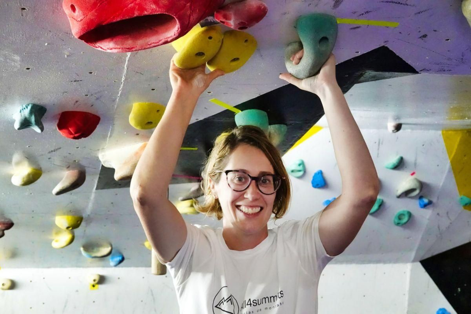 Bea sonríe en el rocódromo del Grupo de Montaña Alud, en el que entrena unas seis horas por semana combinadas con actividades al aire libre.
