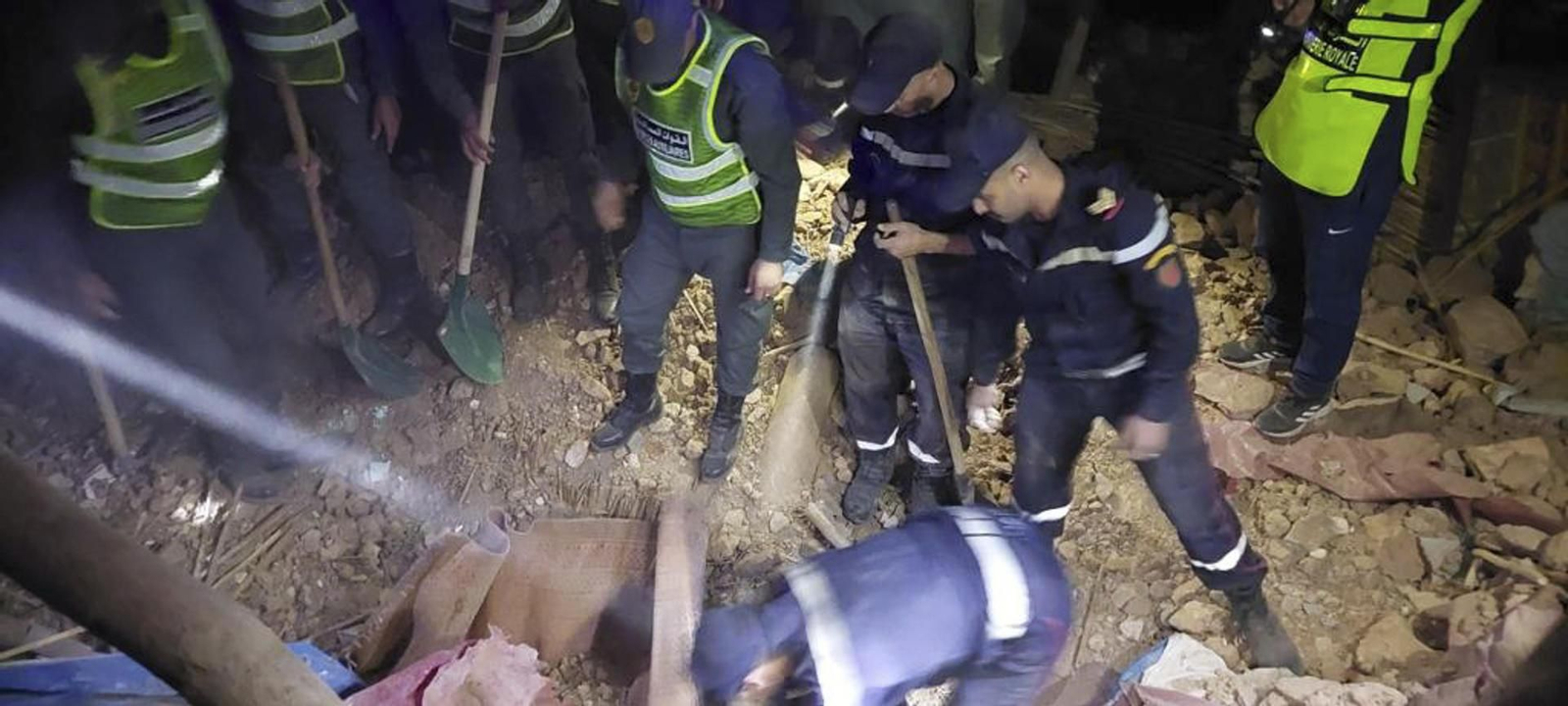 Fotografía facilitada por el ministerio del Interior de Marruecos de la intervención de las fuerzas de seguidad y servicios de emergencias en la provincia de Chichaoua, en Marruecos, tras el terremoto. (EFE)