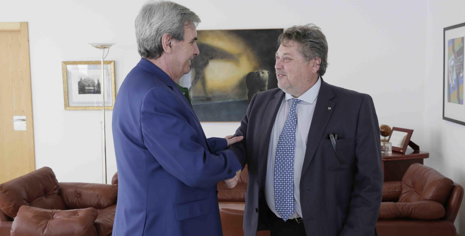 El consejero de Presidencia y Justicia, Rafael de la Sierra, recibió al presidente de la Casa de Cantabria en Madrid, José Manuel Conde.