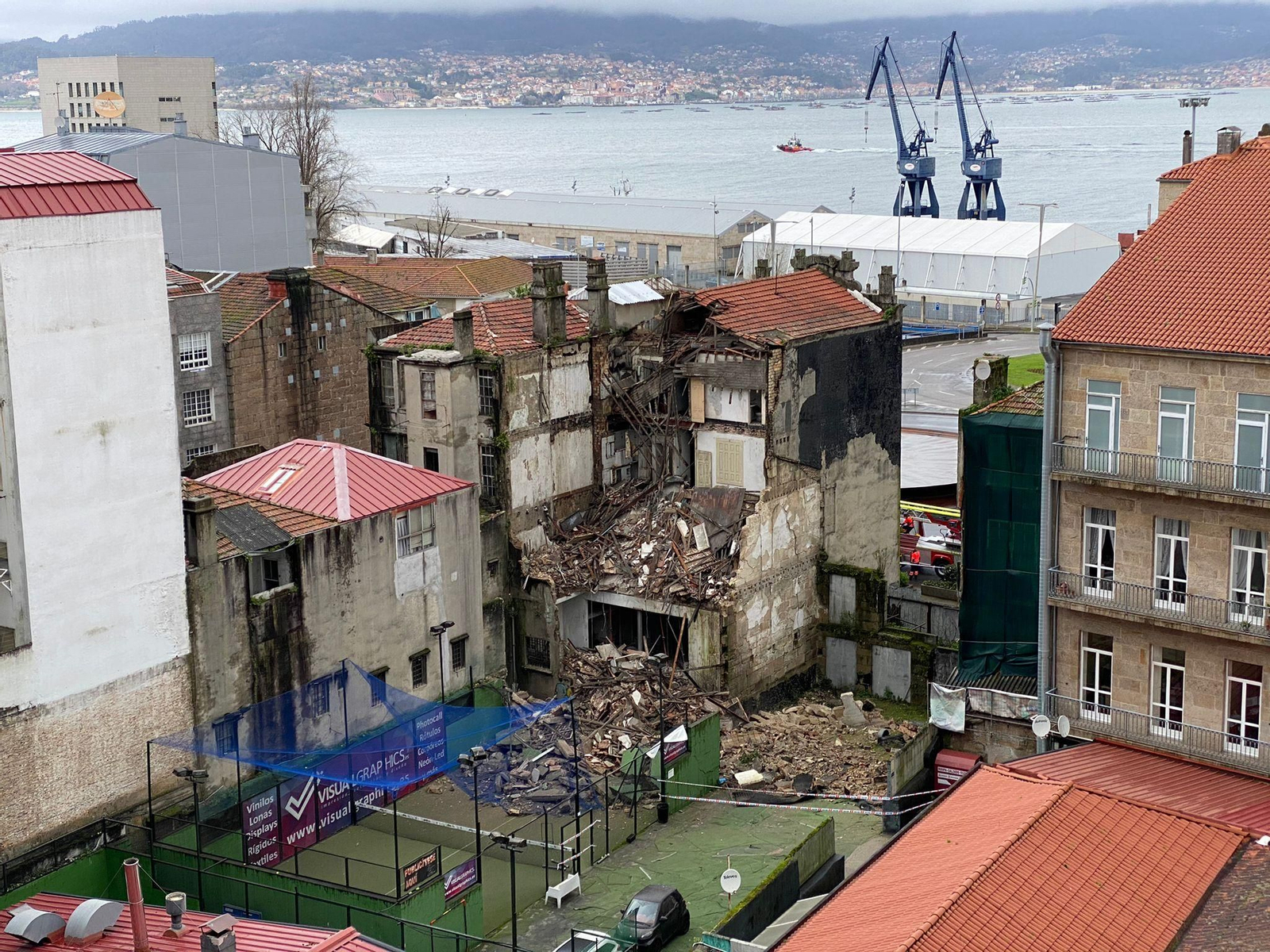 Se derrumba un edificio en el centro de Vigo // Alberte