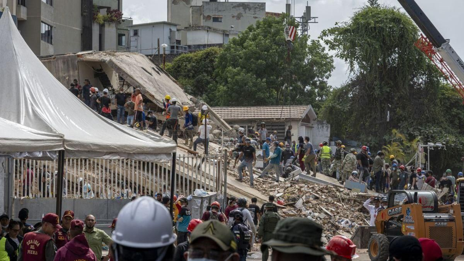 Los rescatistas buscan entre los escombros a los sobrevivientes tras el terremoto.