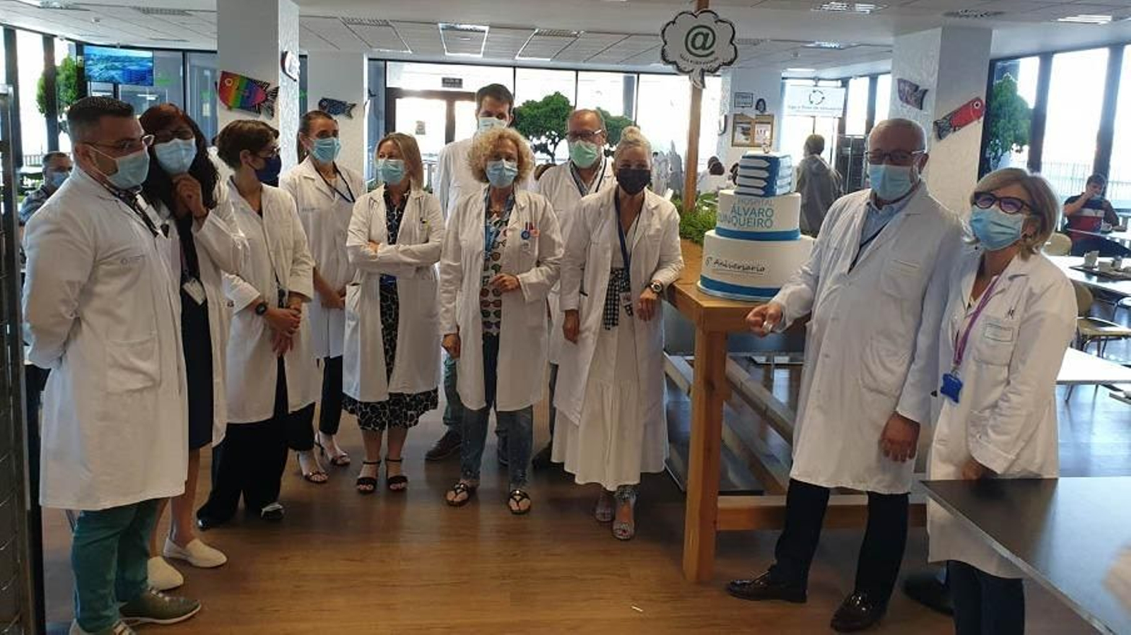Parte del equipo médico celebrando con una tarta el cumpleaños del HAC.