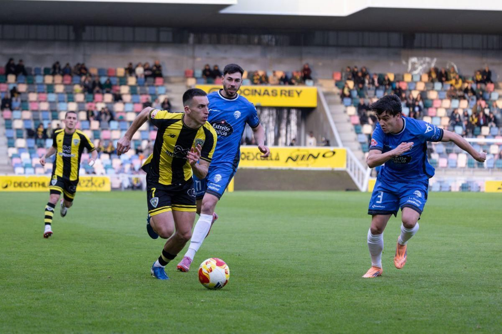 Pedernales, del Barakaldo, avanza ante la oposición de Raúl Hernández y Hugo Sanz durante el encuentro disputado en Lasesarre.