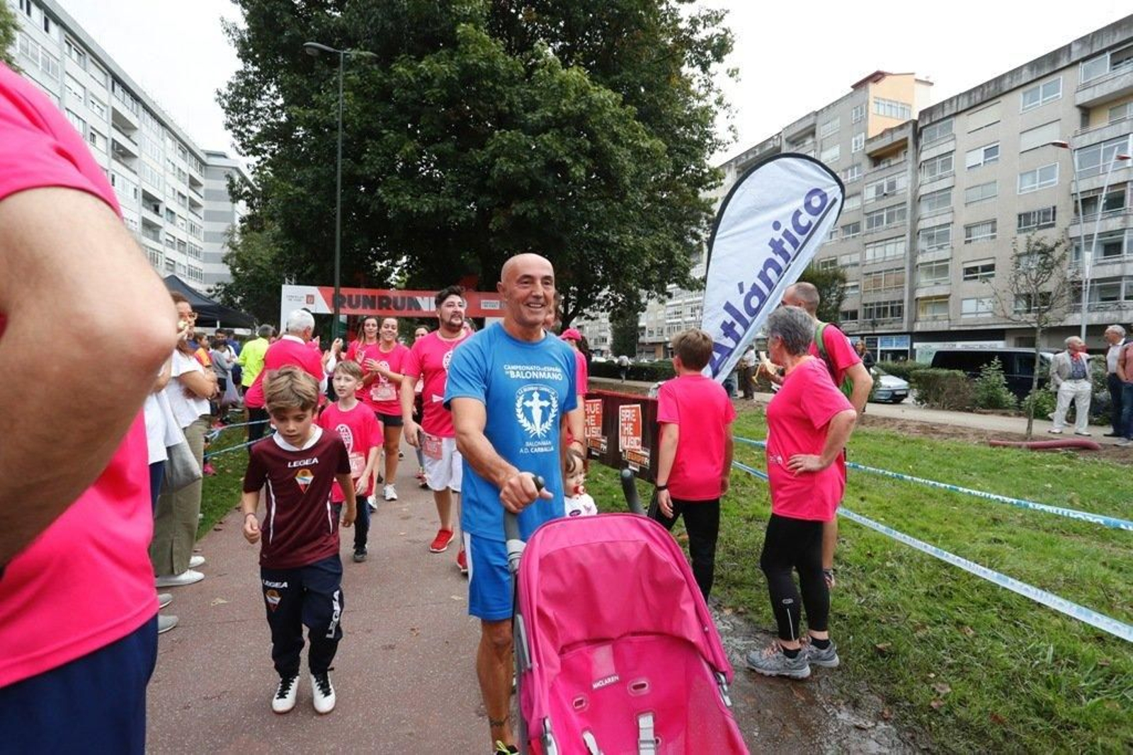 El color rosa abarrotó la Avenida de Castelao - JV Landín 061