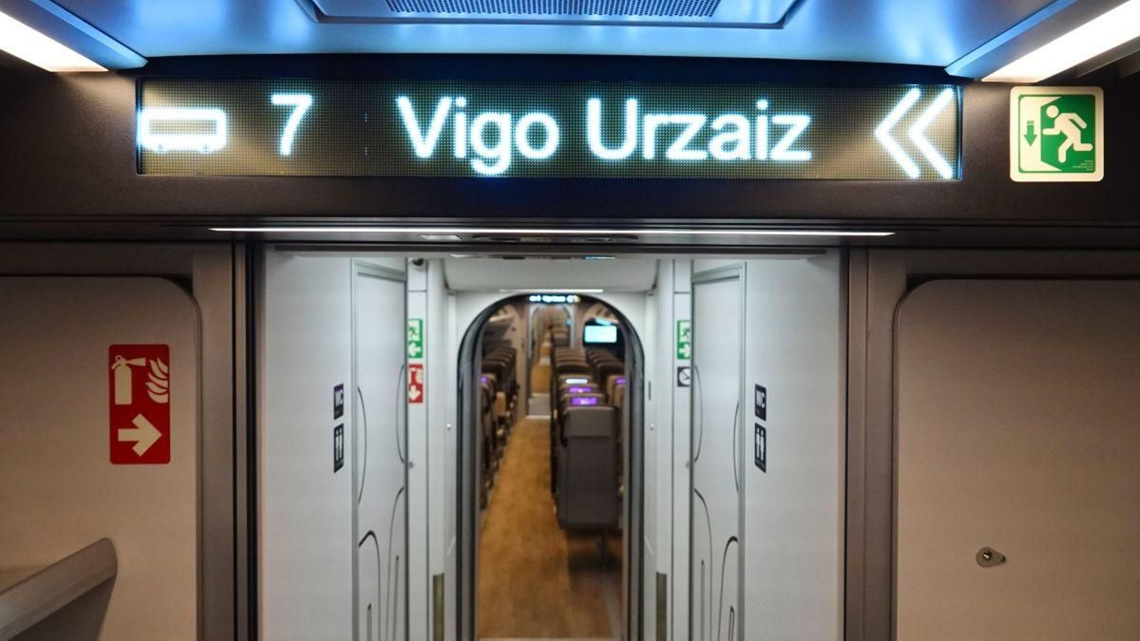 Interior del tren Avril modelo S 106 que conecta Vigo y Madrid; ayer, una incidencia retrasó su llegada a Urzaiz
