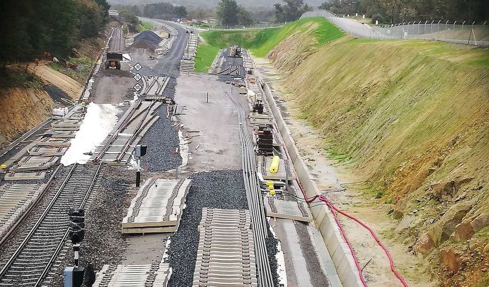 Punto de encuentro entre la vía convencional de Zamora y el ramal del AVE en la estación de Taboadela. (Foto: Carlos Tavares)