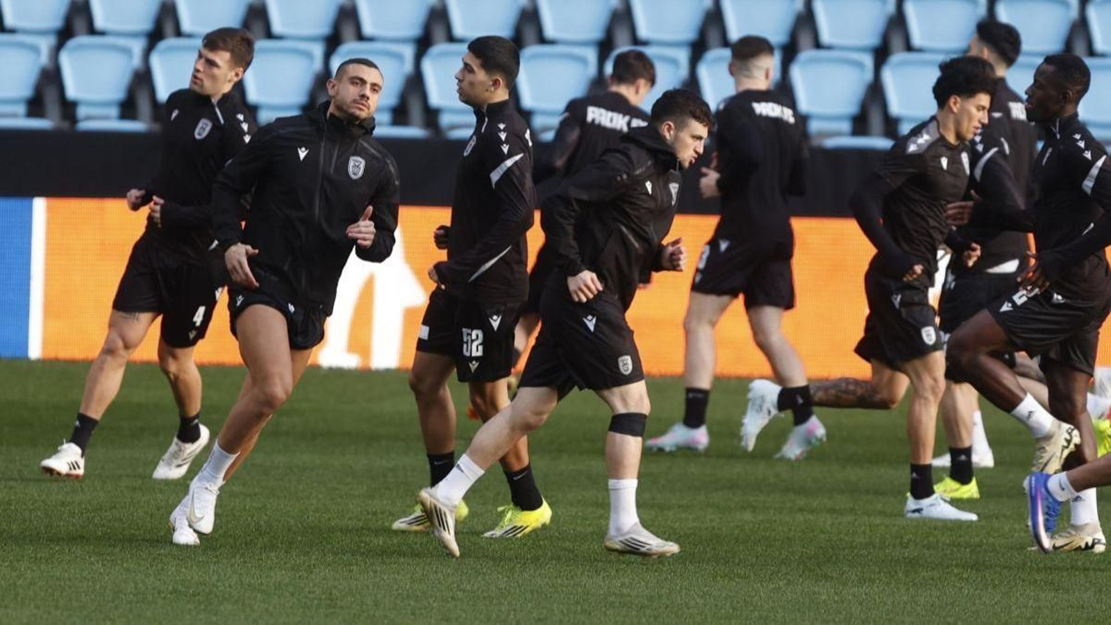 El conjunto griego se ejercitó ayer por la tarde sobre el terreno de juego del estadio de Balaídos.