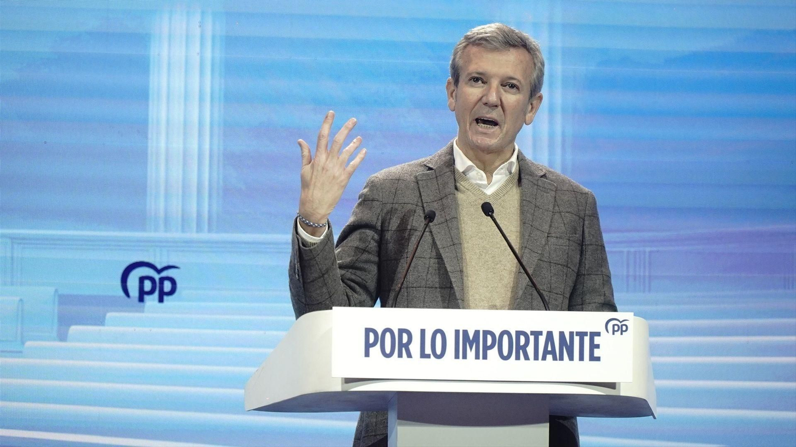 El presidente de la Xunta de Galicia, Alfonso Rueda, interviene durante el acto de clausura de la XXVIII Interparlamentaria del PP este domingo.