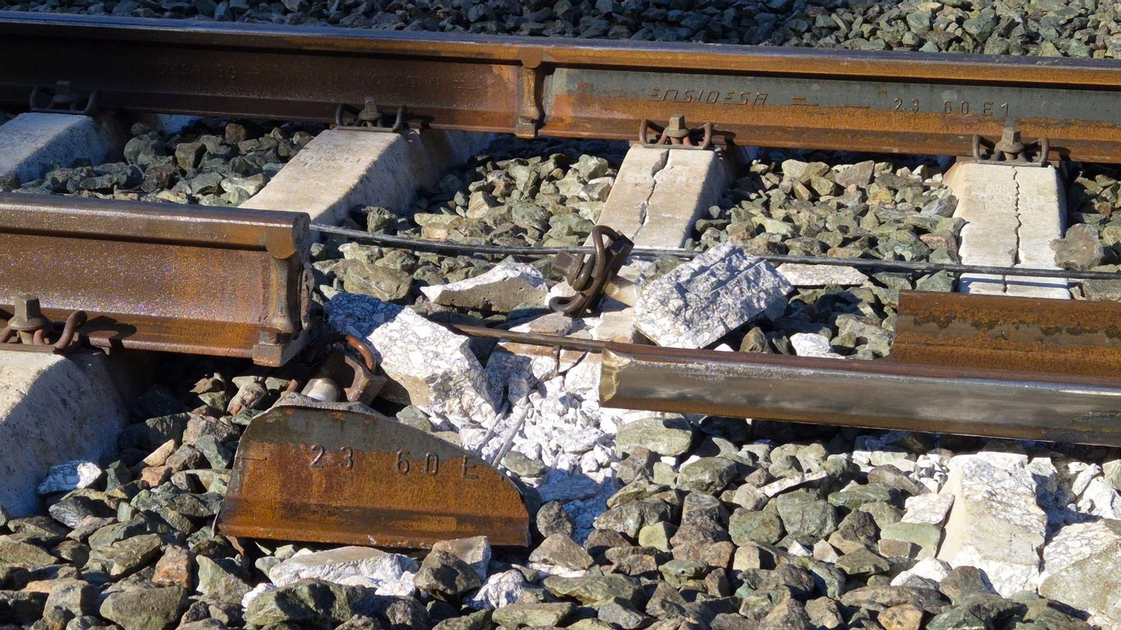 Parte del carril roto en Adamuz.