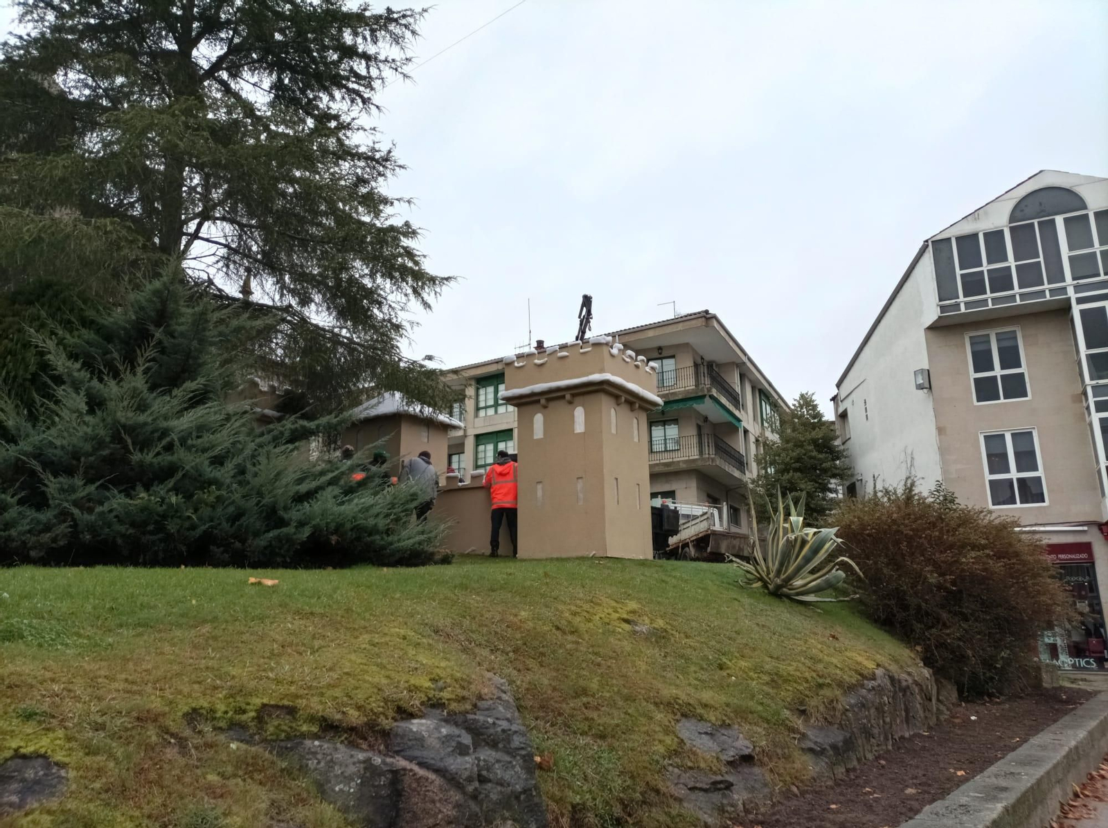 Instalación del decorado navideño en Allariz. (P.P)