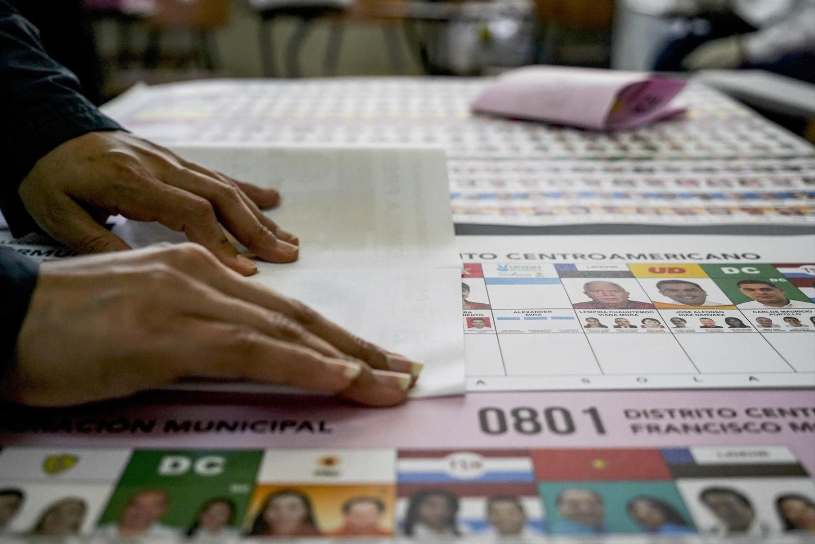 Un oficial electoral prepara el material antes de las elecciones del domingo en Honduras